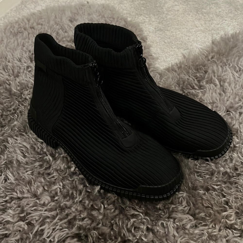 🖤 SALE ❤️ Camper Pix black Zip front ankle boots